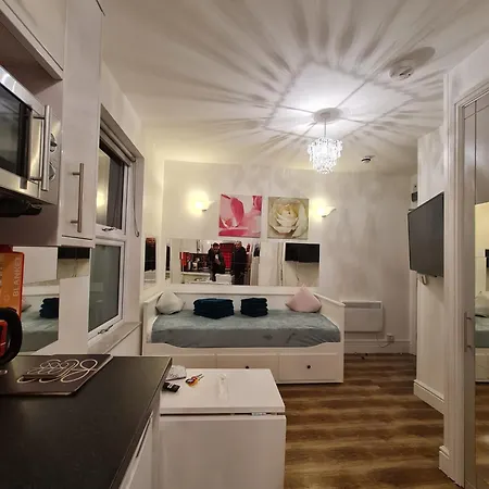 St 5 - Quiet Studio Flat - 11 Mins Walk To Tube